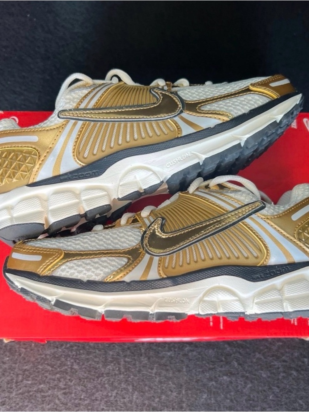 Size 12W/10.5M Nike Zoom Vomero 5 Metallic Gold Women's HF7723-001 Missing Lid! - Picture 3 of 8